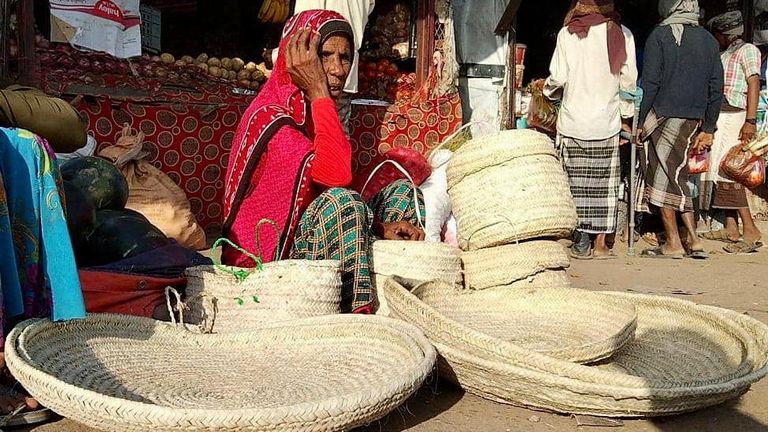 بائع في سوق ريفية باليمن