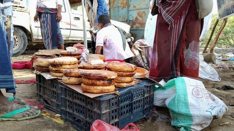 بائع في سوق ريفية باليمن