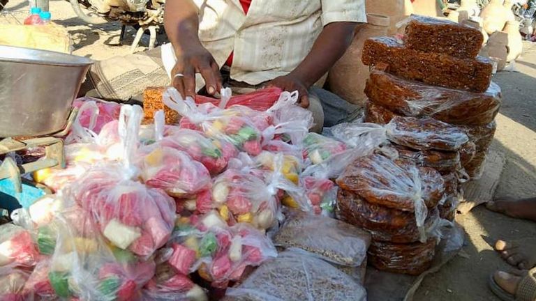 بائع في سوق ريفية باليمن