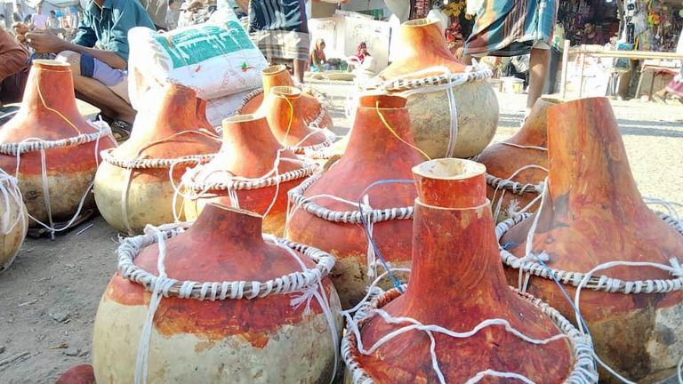 بائع في سوق ريفية باليمن