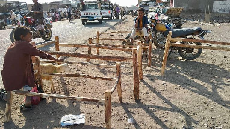 بائع في سوق ريفية باليمن