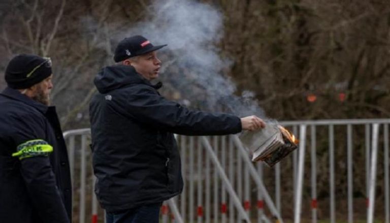 المتطرف راسموس بالودان يحرق نسخة من المصحف أمام سفارة تركيا بستوكهولم