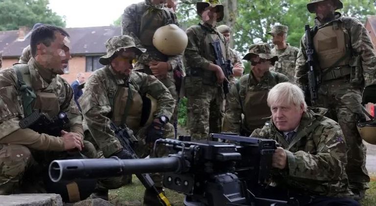 جونسون بالزي العسكري حاملا السلاح