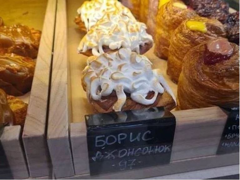 جونسون بالزي العسكري حاملا السلاح