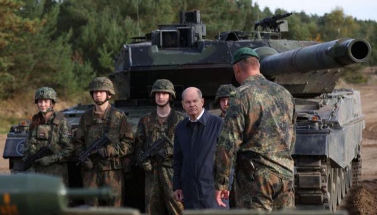 شولتز وجنود أمام دبابة قتال من طراز ليوبارد 2