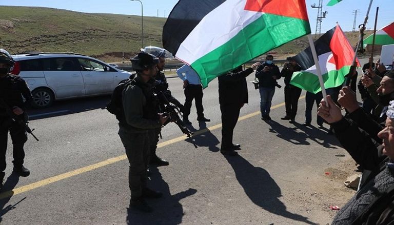 جانب من اعتصام عدد من الفلسطينيين ضد قرار هدم قرية الخان الأحمر