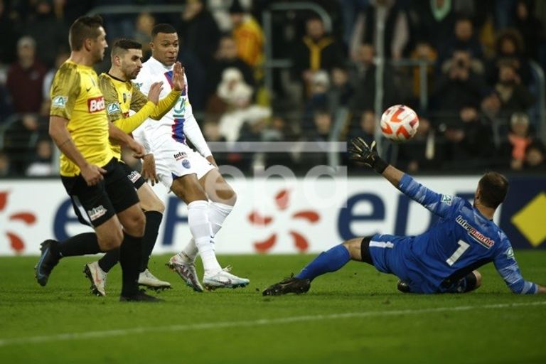 كيليان مبابي نجم باريس سان جيرمان يسجل في سامسون