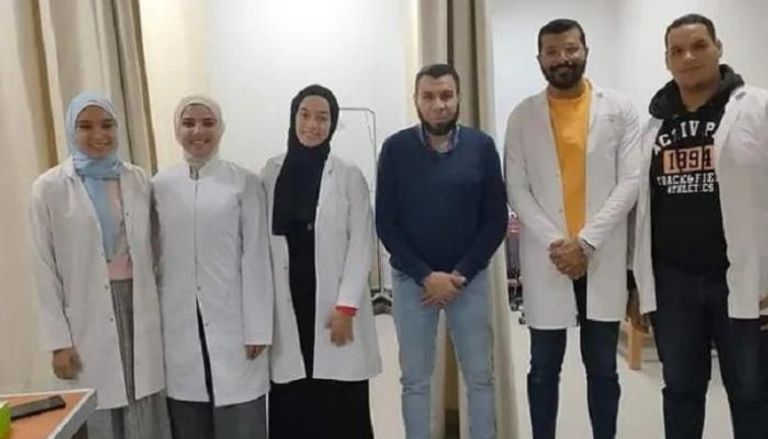 5 أطباء مصريون يتبرعون براتب شهرين لتطوير وحدة صحية