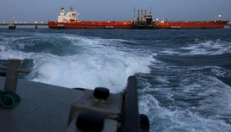 ناقلة أثناء ضخ النفط فيها بمحطة السفن بمجمع خوسيه أنطونيو - رويترز