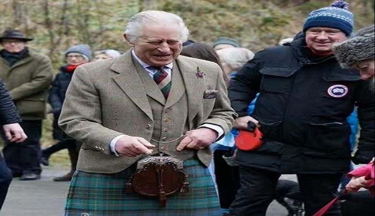 الملك تشارلز برفقة زوجته وابنه ويليام وكيت