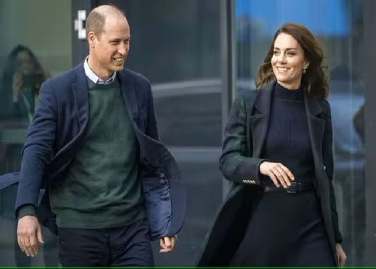 الملك تشارلز برفقة زوجته وابنه ويليام وكيت