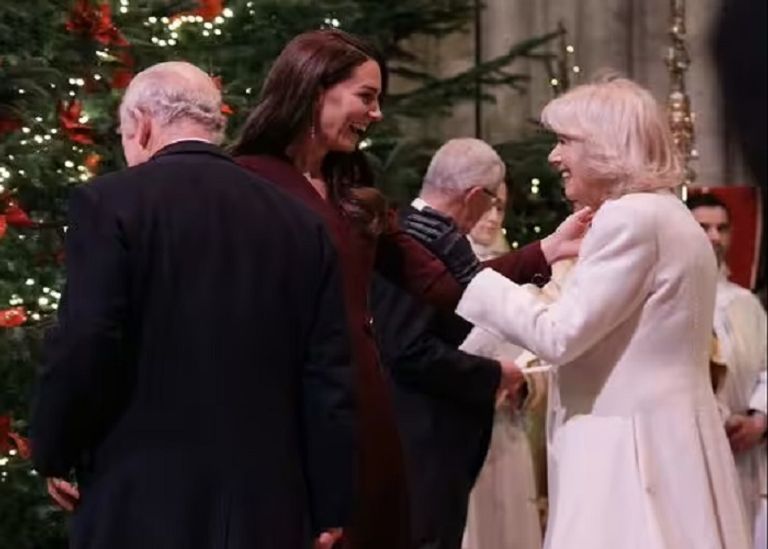 الملك تشارلز برفقة زوجته وابنه ويليام وكيت