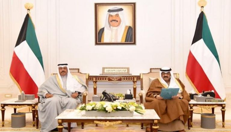 ولي العهد الكويتي يتسلم رسميا استقالة الحكومة خلال استقباله رئيس الوزراء