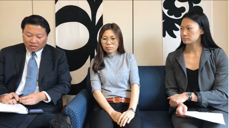 جولي تيرنر خلال لقاء مع إحدى المنشقات من كوريا الشمالية