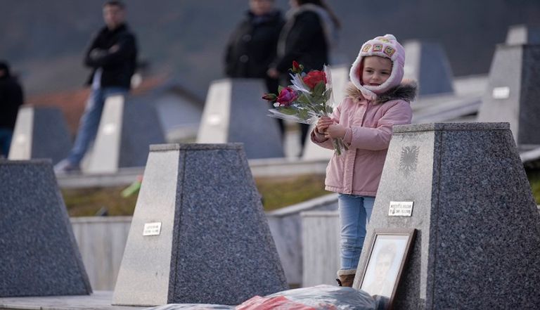 مقبرة لضحايا الصراع في كوسوفو الرئيس الصربي ألكسندر فوتشيتش