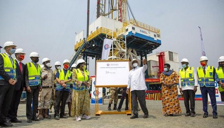 أوغندا تطلق أولى عمليات الحفر في حقولها النفطية