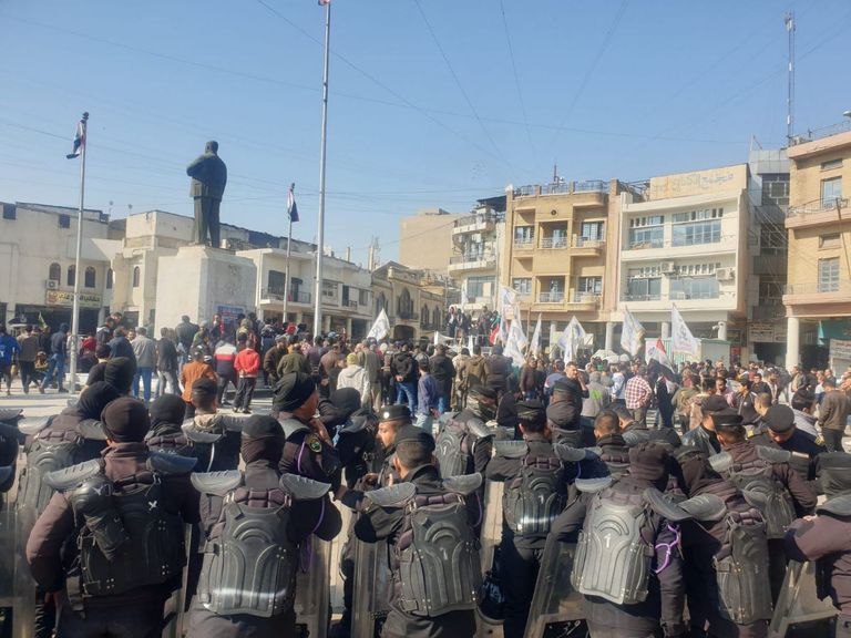 متظاهرون عراقيون ضد ارتفاع الدولار