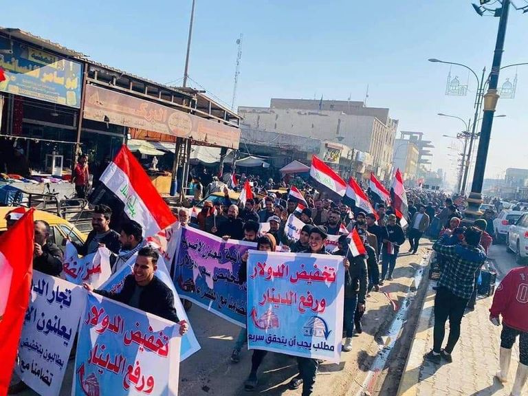 متظاهرون عراقيون ضد ارتفاع الدولار