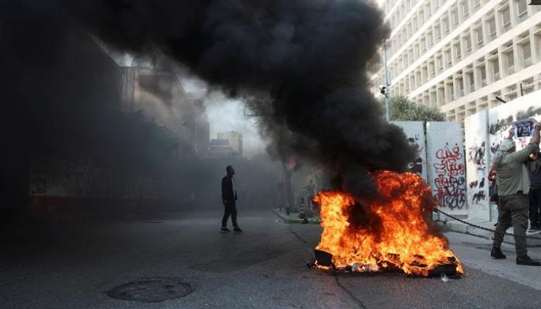 متظاهرون أمام مصرف لبنان- رويترز