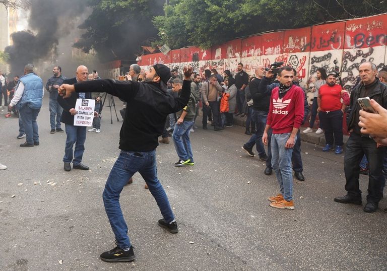 متظاهرون أمام مصرف لبنان- رويترز