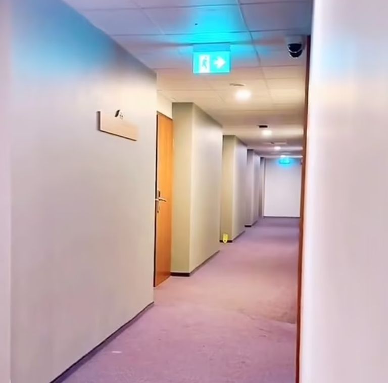 إطلالة الغرفة على رواق الطابق نافذة الغرفة تطل على رواق الطابق