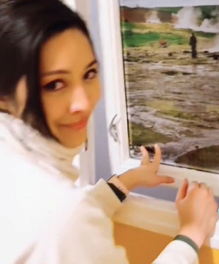 نافذة الغرفة تطل على رواق الطابق نافذة الغرفة تطل على رواق الطابق