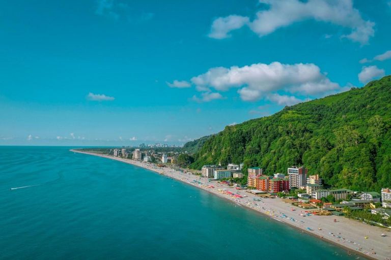 شاطئ كفارياتي أحد أجمل شواطئ جورجيا شواطئ جورجیا الخلابة