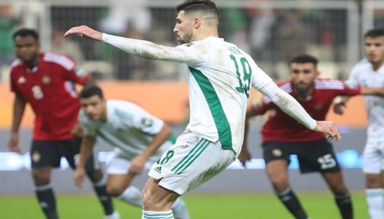 أيمن محيوس لاعب منتخب الجزائر