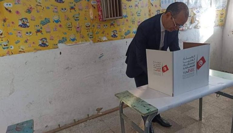 تونسي يدلي بصوته في انتخابات الجولة الأولى- أرشيفية