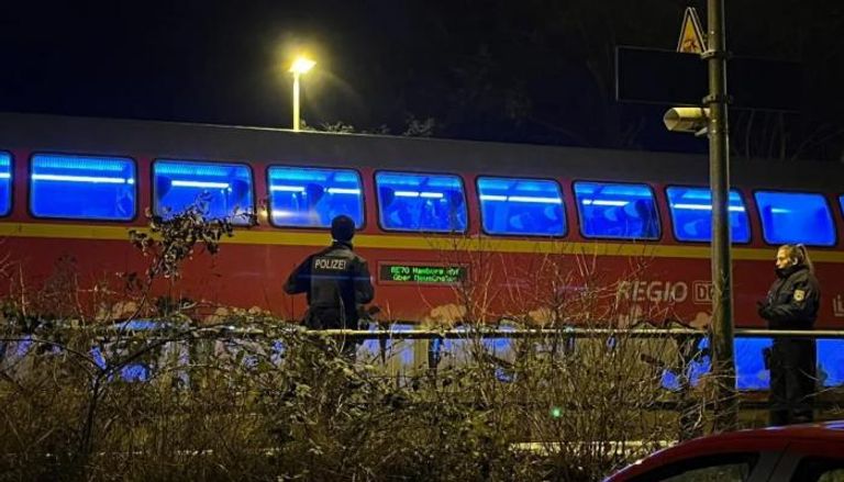 عناصر من الشرطة الألمانية خارج القطار الذي شهد الهجوم