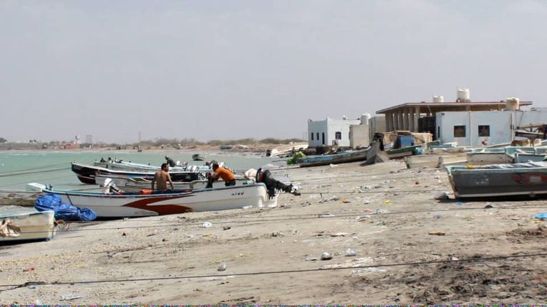 جثث وقوارب محطمة.. فاتورة ثقيلة يدفعها صيادو اليمن لجلب الأسماك صيادون وقوارب في سواحل غرب اليمن - العين الإخبارية