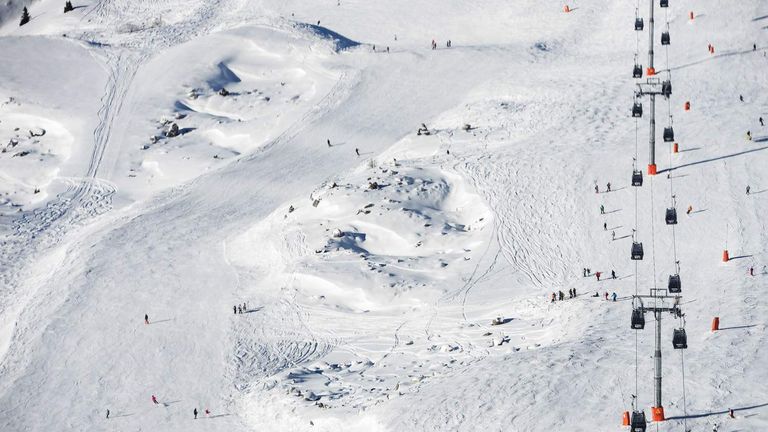 آلاف السائحين يتدفقون على جبال الألب الفرنسية