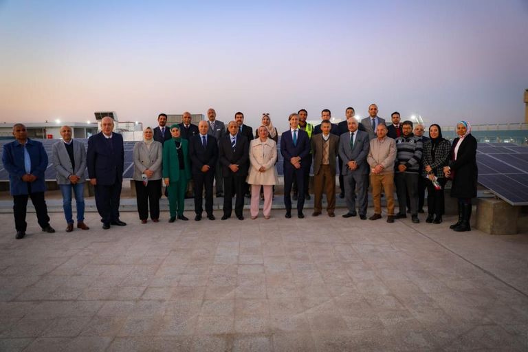 تدشين محطة للطاقة الشمسية بمطار القاهرة