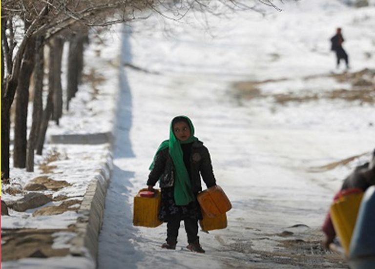 البرد القارس يتزامن مع أزمة اقتصادية حادة