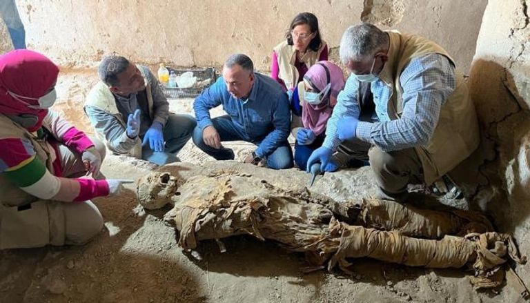 الكشف عن دفنات عائلية لأول مرة من عصر الانتقال الثاني بمصر