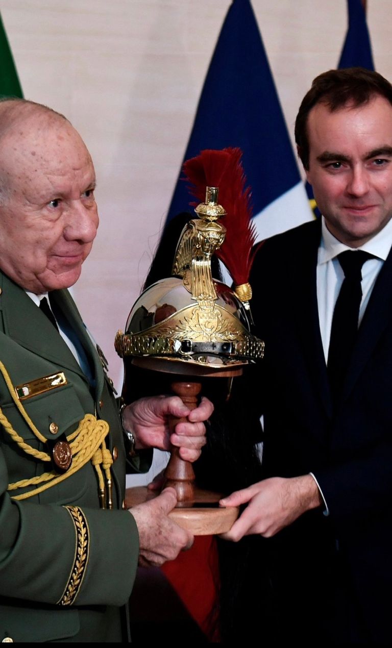 شنقريحة خلال تلقيه الهدية المثيرة للجدل رئيس الأركان الجزائري مع وزير الدفاع الفرنسي