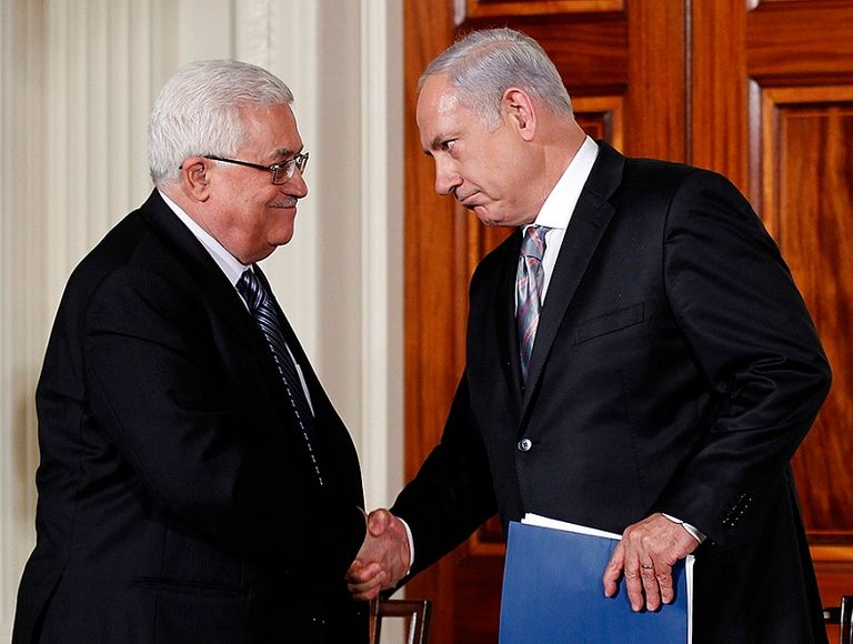 الرئيس الفلسطيني محمود عباس ورئيس الوزراء الإسرائيلي بنيامين نتنياهو - أرشيفية ضباط من الطرفين الفلسطيني والإسرائيلي -أرشيفية