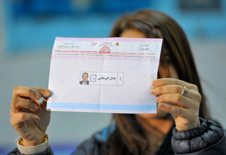 لافتة انتخابية بأحد شوارع العاصمة التونسية (أ ف ب)