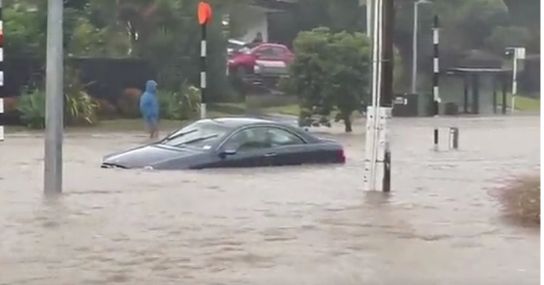 سيول تجتاح أوكلاند