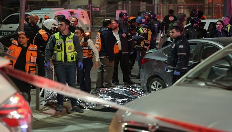 عناصر من الشرطة وسيارات إسعاف في مكان الهجوم- أ.ف.ب