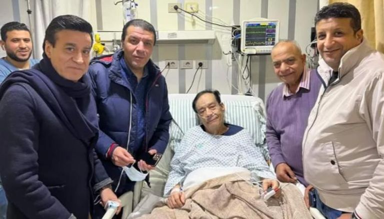  الموسيقار المصري حلمي بكر داخل المستشفى