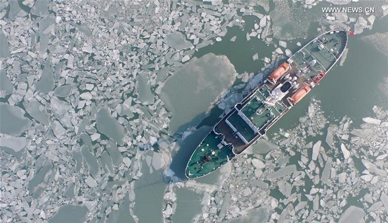 سفينة تشق طريقها وسط الثلوج- أرشيفية