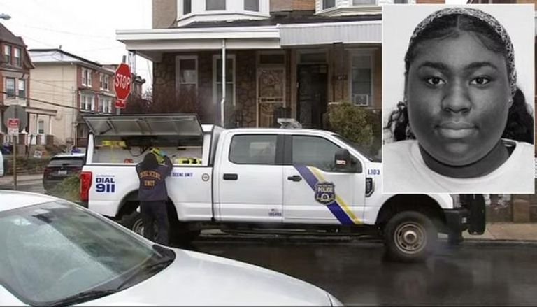القاتلة في أعلى الصورة بينما تقف سيارة شرطة أمام منزل الضحية