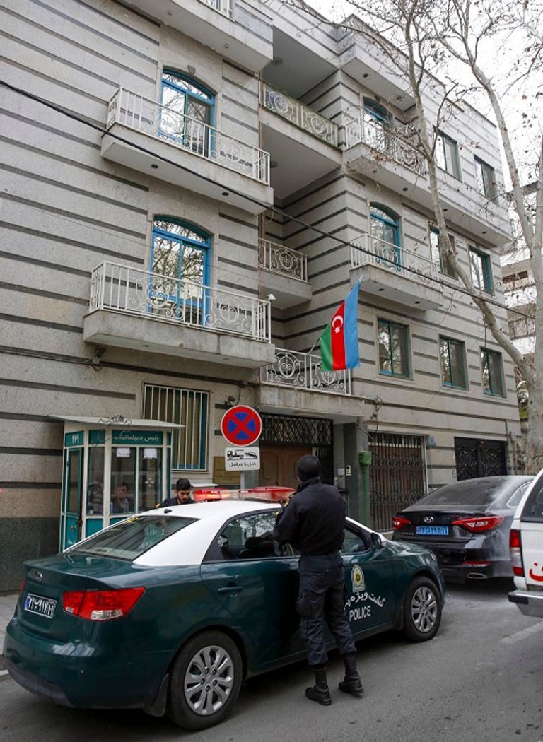 شرطي إيراني أمام مقر سفارة أذربيجان بطهران مقر سفارة إيران في أذربيجان