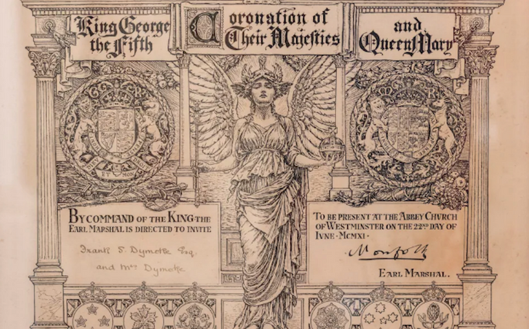 دعوة تلقتها العائلة لحضور مراسم تتويج الملك جورج الخامس فرانسيس ديموك وخلفه صورة مرسومة لدور الفارس الذي تلعبه عائلته