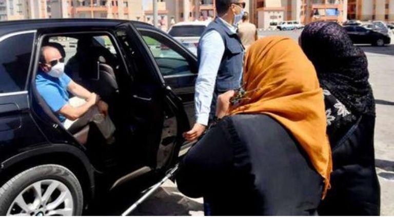 الرئيس المصري خلال لقائه بشكل عفوي لمواطنيين مصريين الرئيس المصري عبدالفتاح السيسي ورئيس الوزراء مصطفى مدبولي