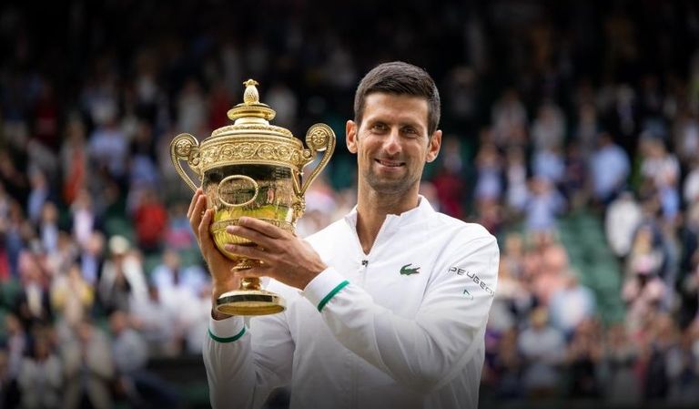 ديوكوفيتش مع كأس بطولة ويمبلدون نوفاك ديوكوفيتش ولقب أستراليا المفتوحة - أرشيفية