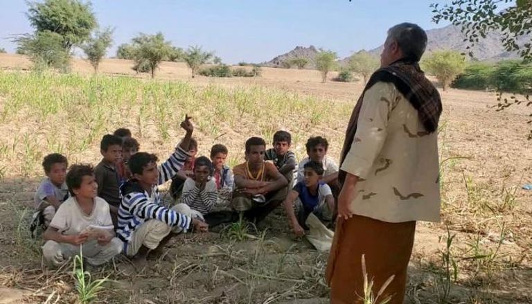 الجندي اليمني عبدالرقيب سعيد يعلم الأطفال