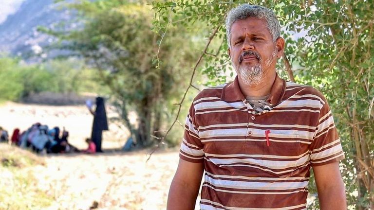 الجندي اليمني عبدالرقيب سعيد يعلم الأطفال