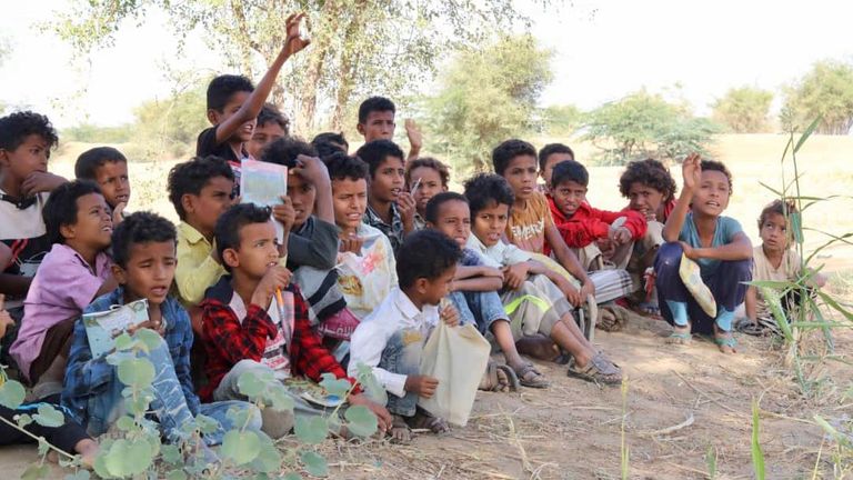 الجندي اليمني عبدالرقيب سعيد يعلم الأطفال